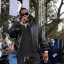 「R Kelly Waiting」——說唱歌手在紐約聯邦被捕後，社交媒體上充斥著吹牛迷因