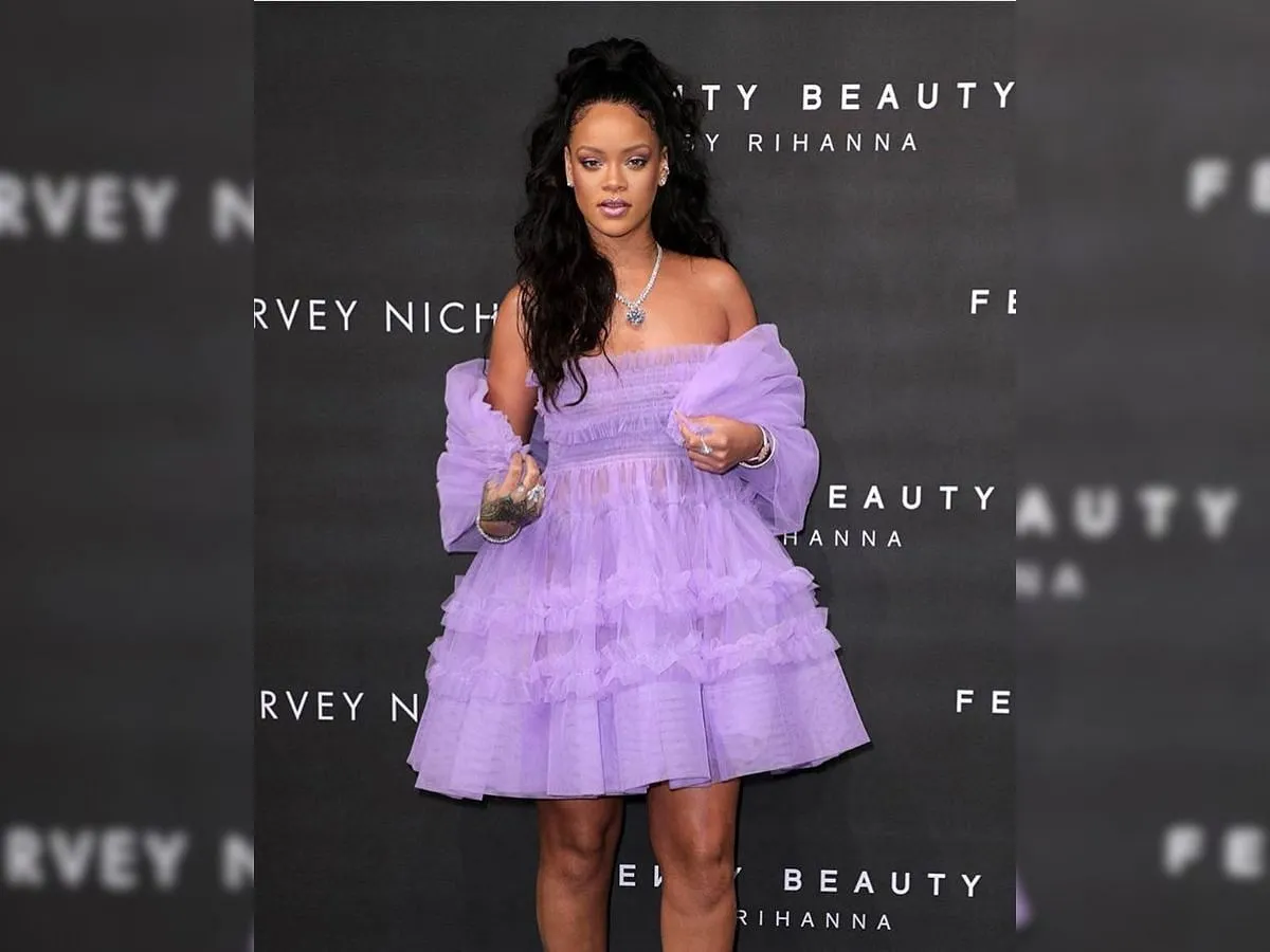 Abito lilla per l'evento Fenty Beauty nel 2017 (Immagine tramite Instagram/@badgalriri)