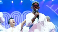 “Internet reagisce: un ritaglio di cartone nella bara durante la celebrazione della seconda linea di New Orleans per Frankie Beverly diventa virale”