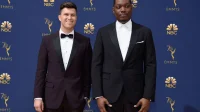 Le reazioni di Internet al comportamento irritante di Colin Jost e Michael Che di Kamala Harris e Trump sulla copertina di THR