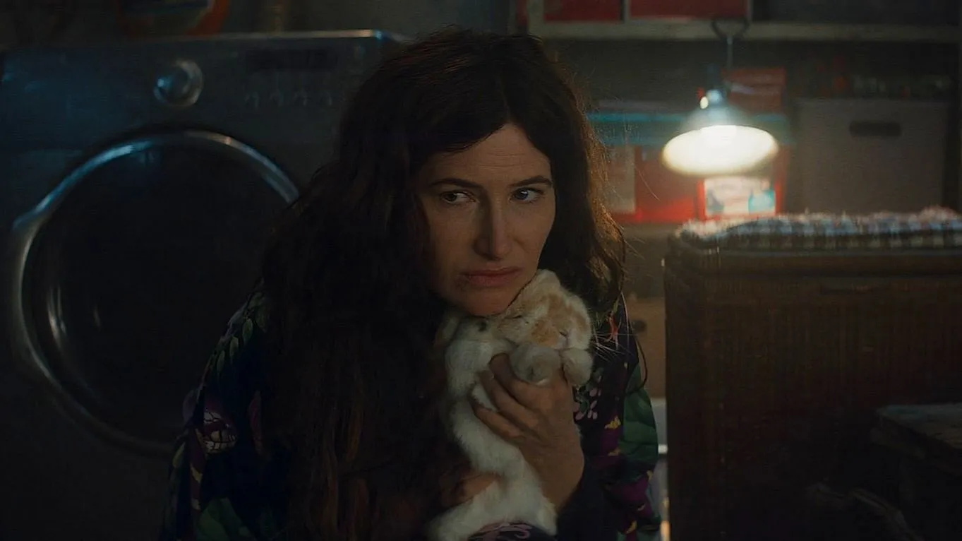 Kathryn Hahn como Agatha Harkness en una imagen de Agatha All Along (vía Marvel Studios / YouTube)