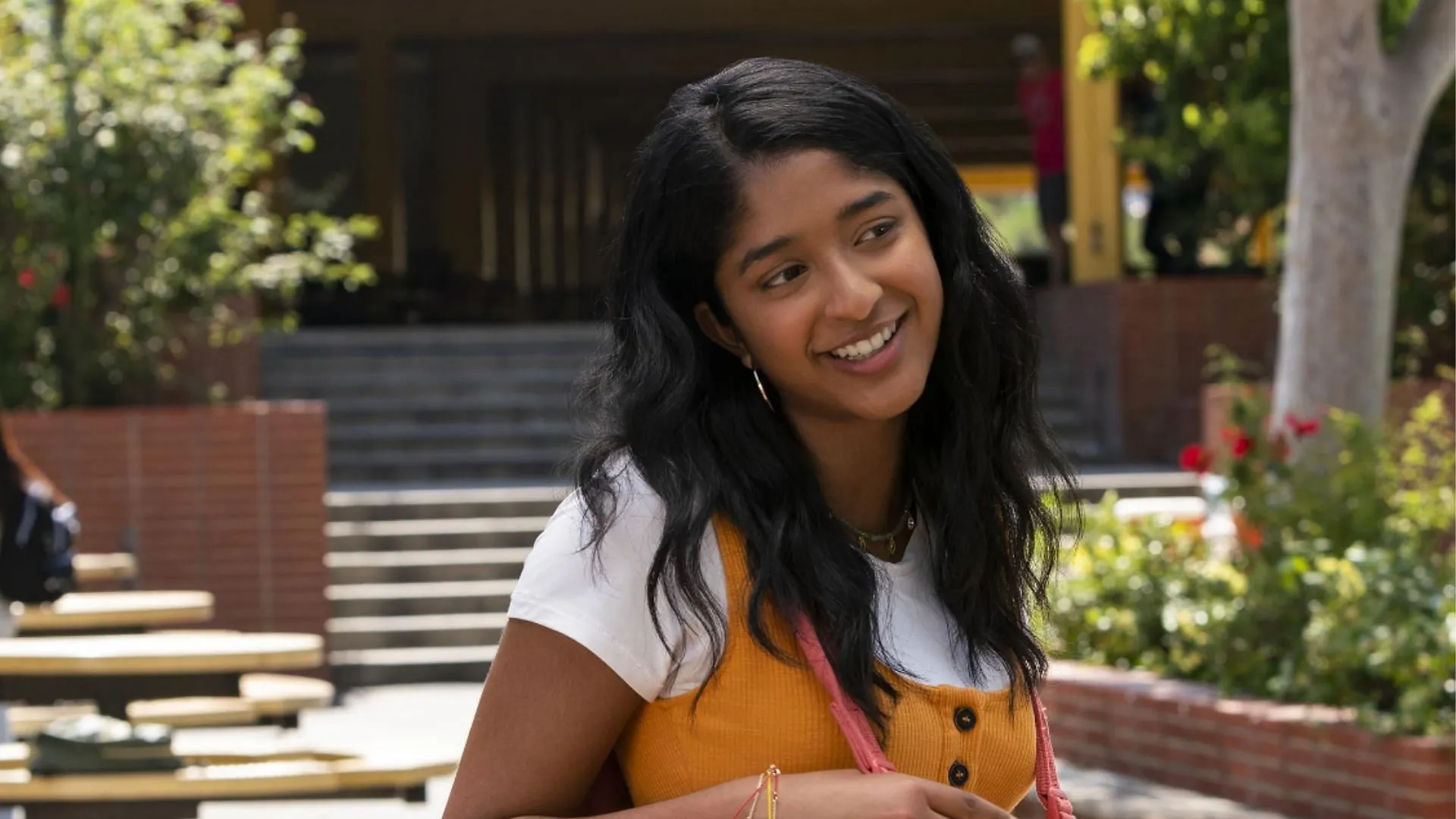 Maitreyi Ramakrishnan em Eu Nunca (Imagem via Netflix)