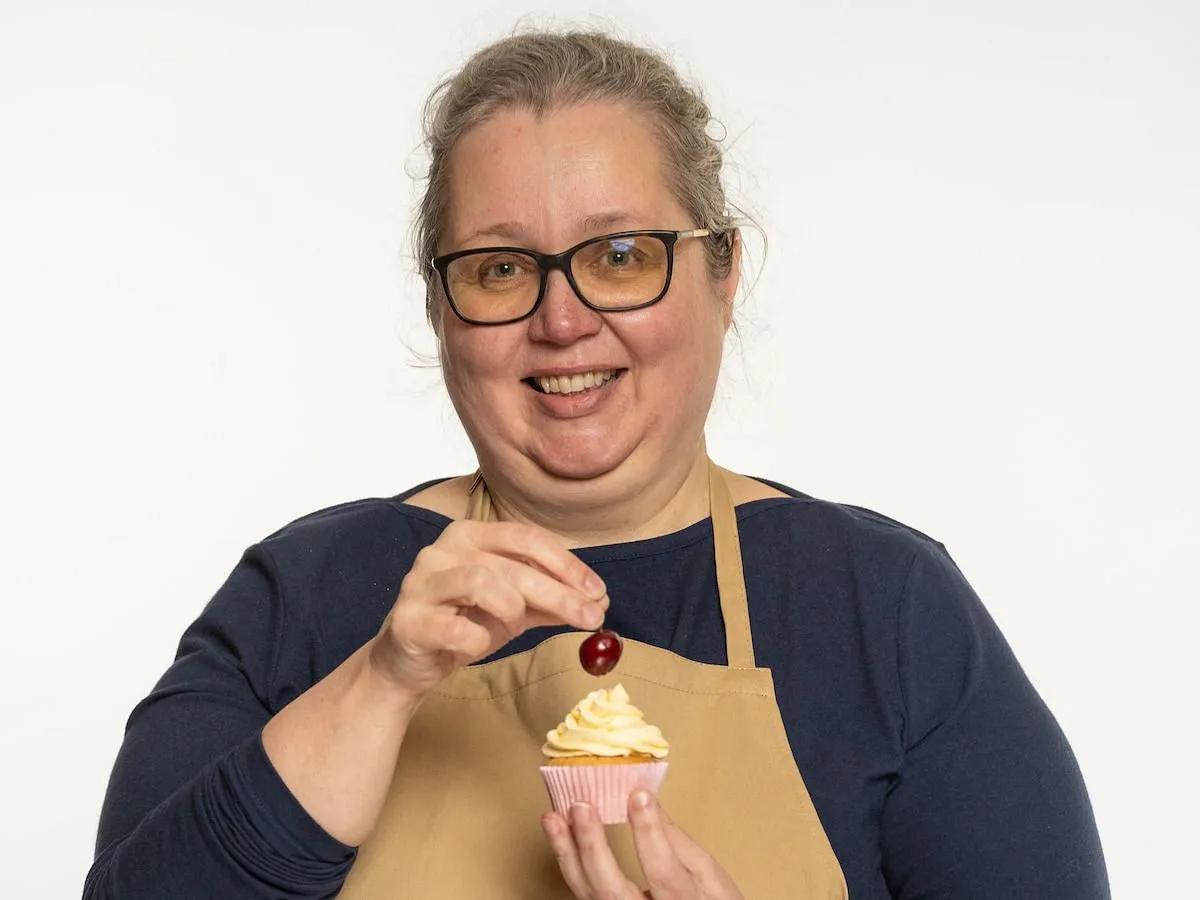 Gill da The Great British Baking Show (Immagine tramite Tudum di Netflix)