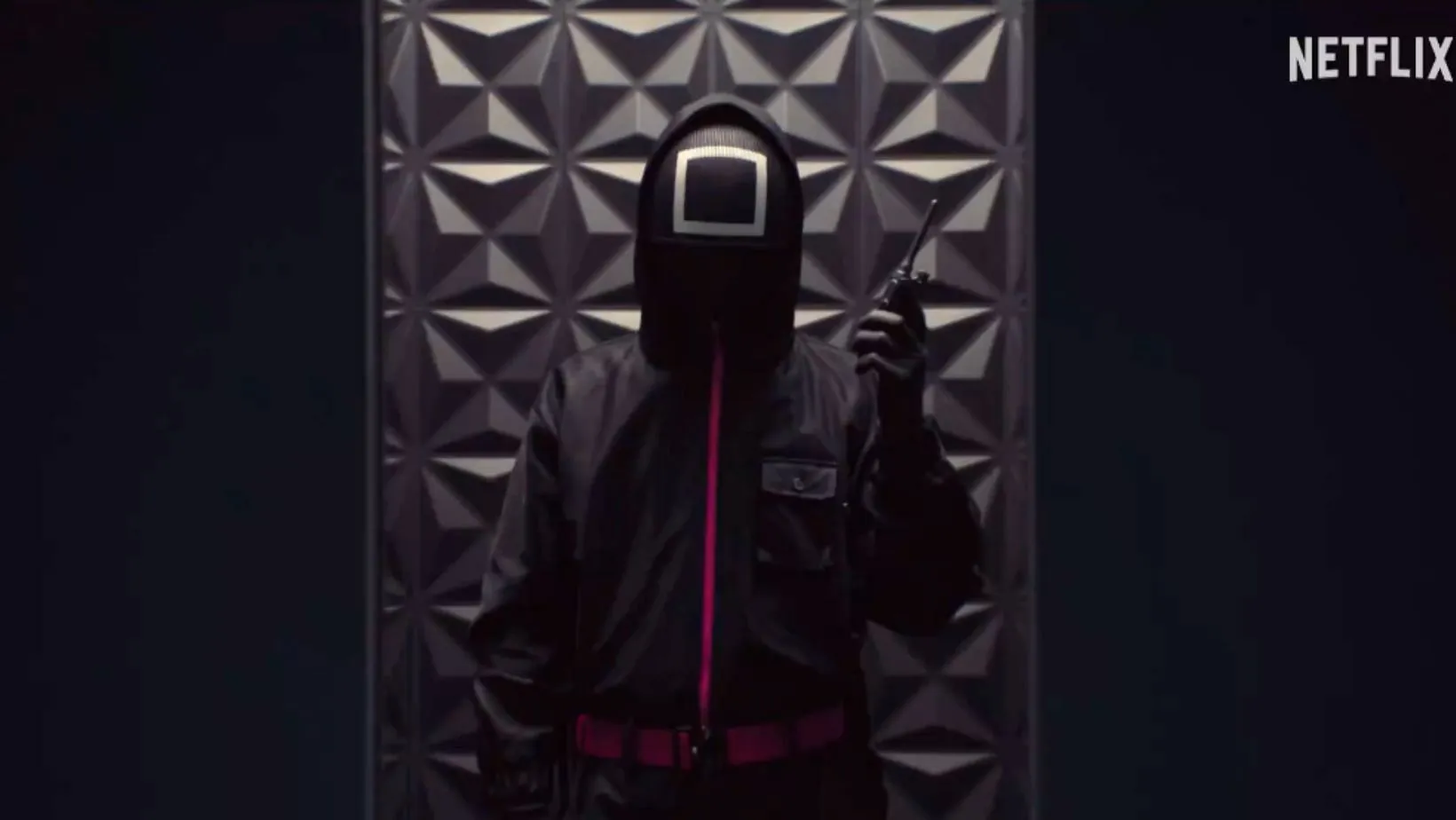 Chi è l'uomo con l'uniforme nera e la maschera? (Immagini tramite X/@netflix)