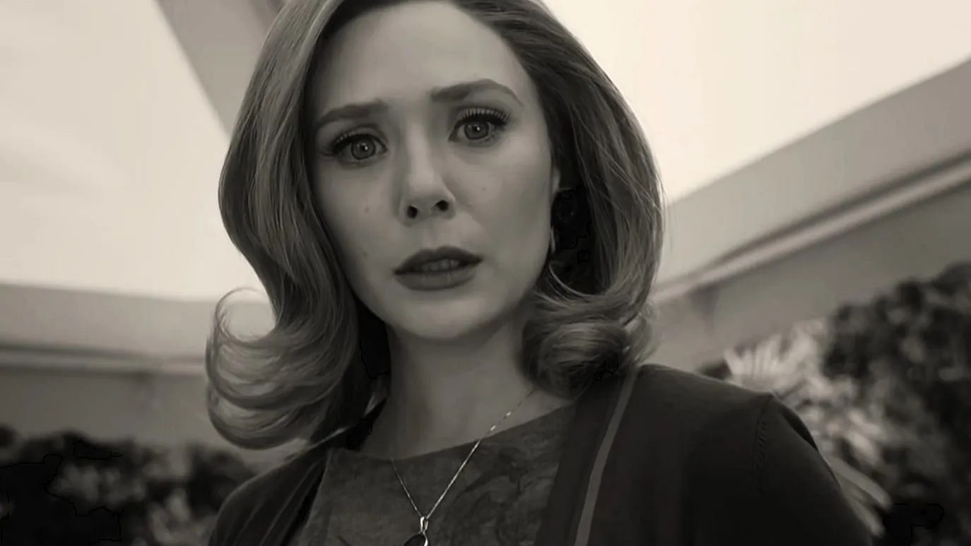 Elizabeth Olsen como Wanda Maximoff en un fotograma de WandaVision (imagen vía YouTube/Marvel Entertainment)