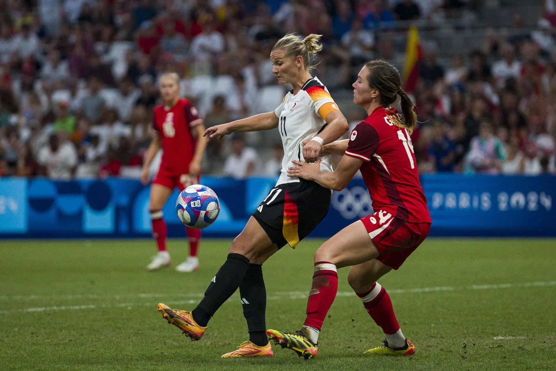 Alexandra Popp contra o Canadá (Imagem via Getty)