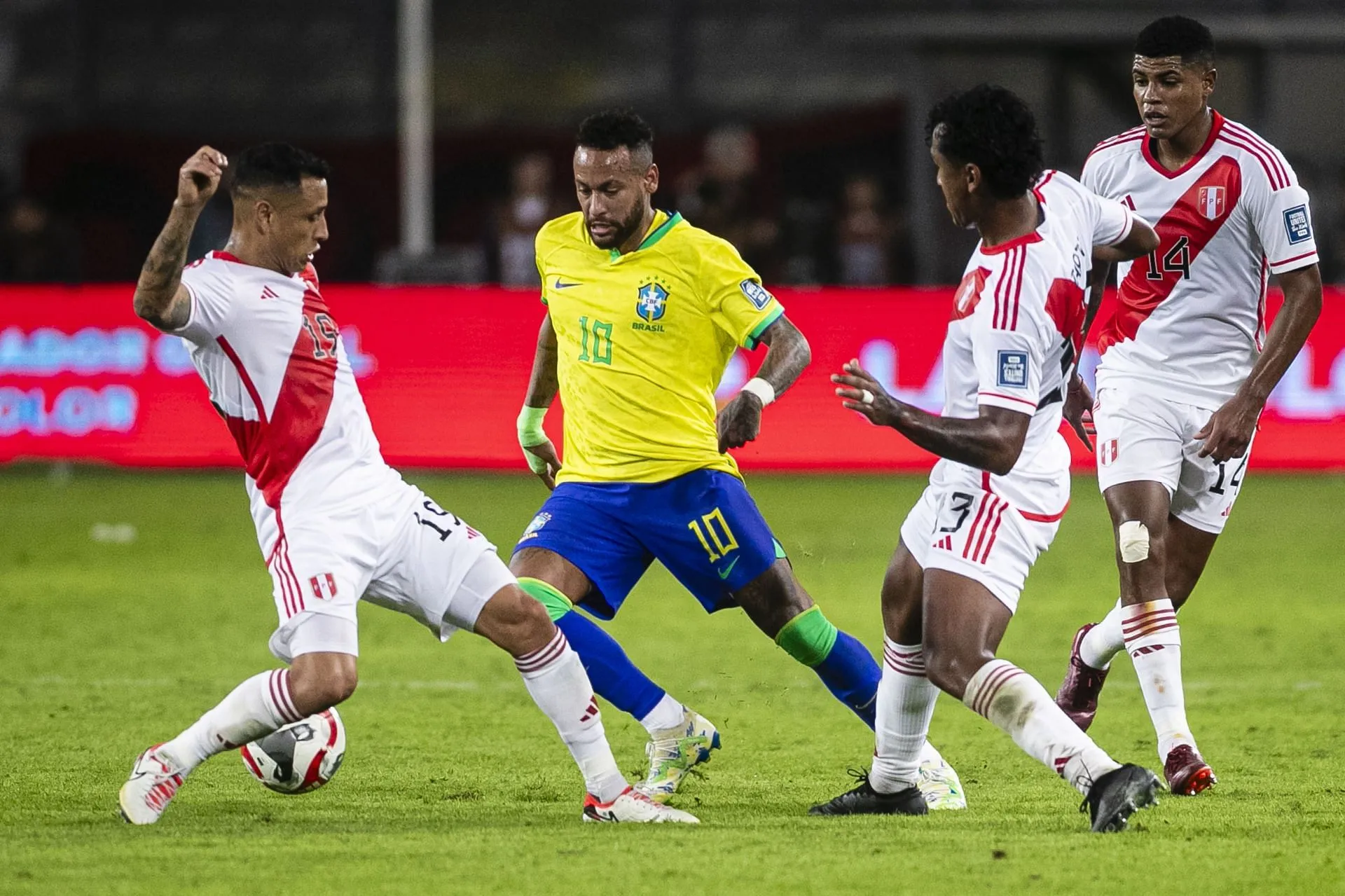 Neymar contra o Peru (Imagem via Getty)