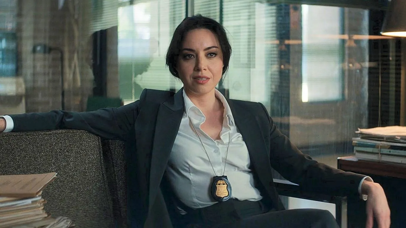 奧布瑞普拉札 (Aubrey Plaza) 在《阿嘉莎一路走來》劇照中飾演裡歐（來自 Marvel Studios / YouTube）