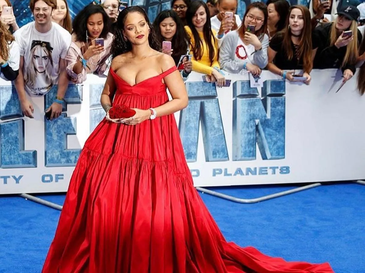 Vestido largo rojo para el estreno de la película Valerian en 2017 (Imagen vía Instagram/@badgalriri)