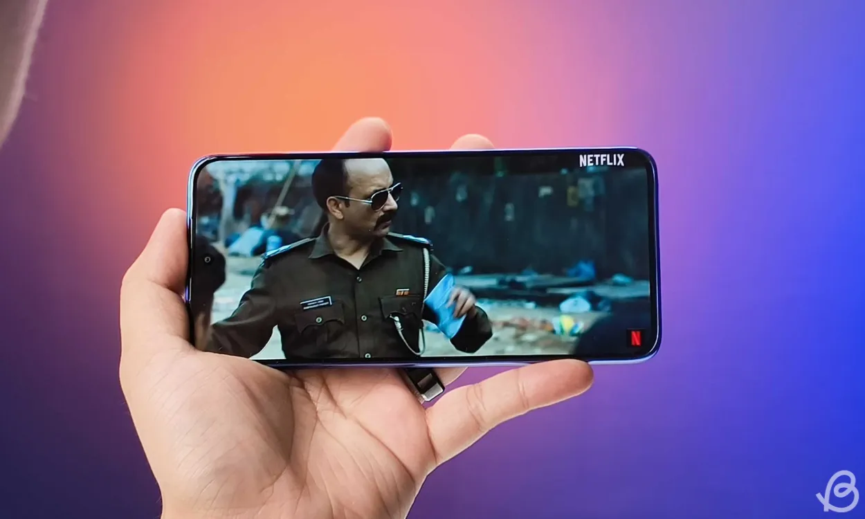 Netflix를 시청하는 Motorola Edge 50 Neo