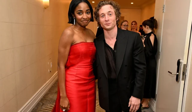 Los fanáticos especulan que el discurso de Jeremy Allen White en los Emmy podría insinuar una propuesta romántica