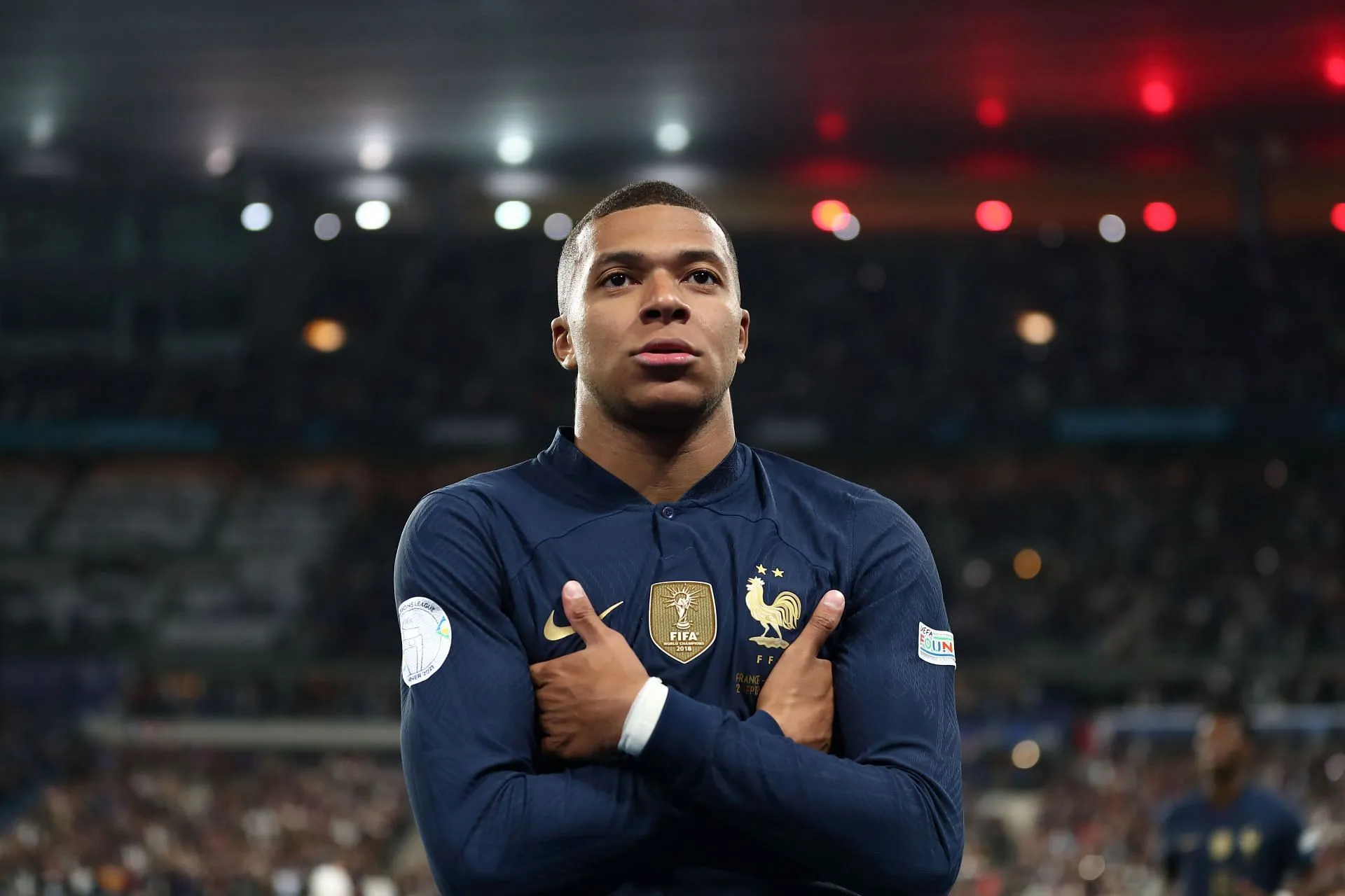 Kylian Mbappe bei seinem Jubel bei einem Spiel für Frankreich (Bild über Getty)