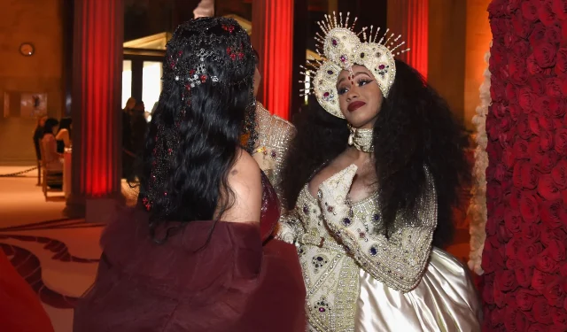 Untersuchung des Vorfalls von 2018: Warum Cardi B bei der ICONS-Party von Harper’s Bazaar einen Schuh nach Nicki Minaj warf