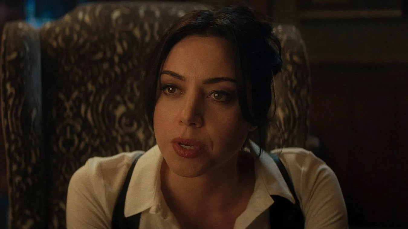 Aubrey Plaza como Rio em uma cena de Agatha All Along (via Marvel Studios / YouTube)