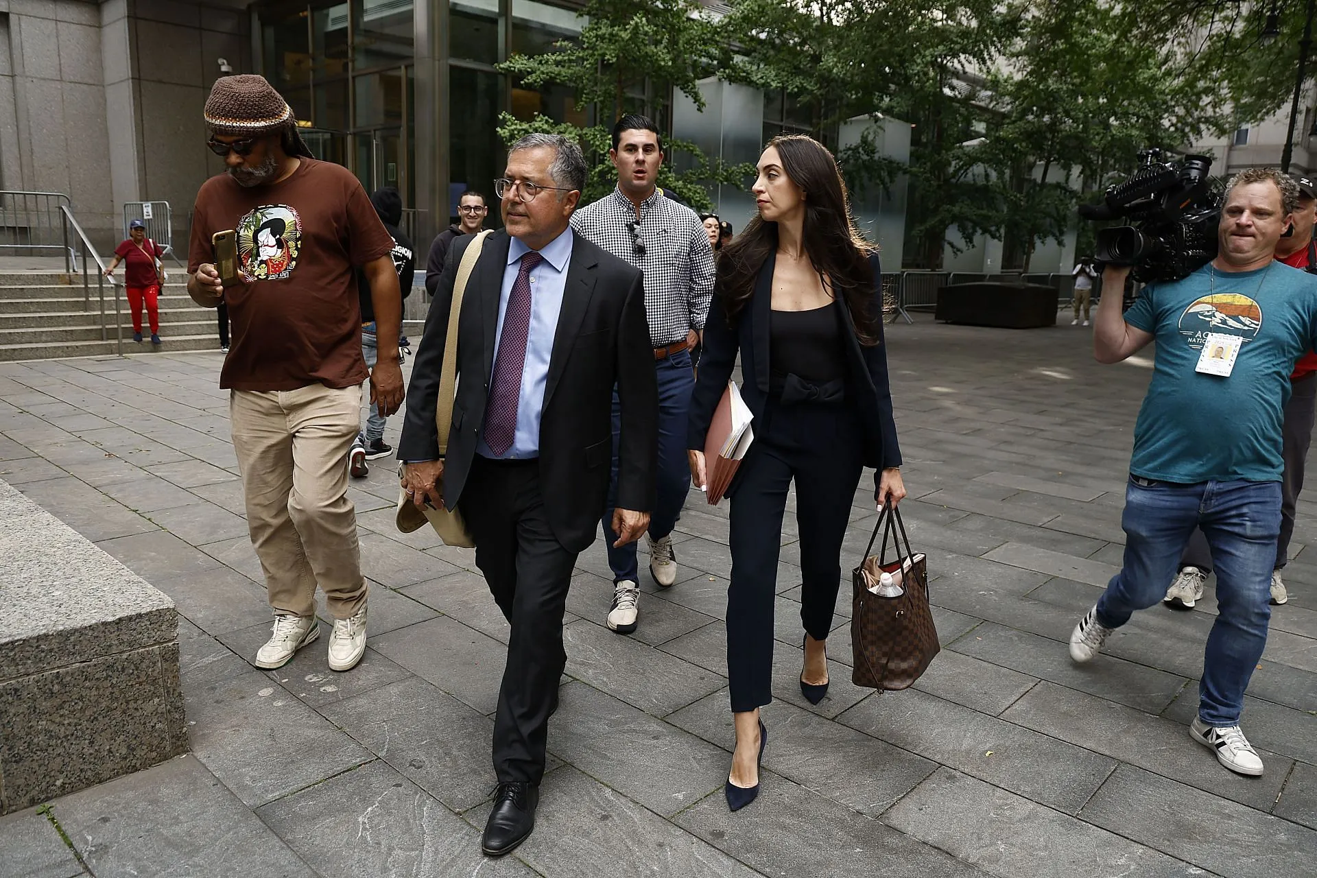 L'avvocato di Sean Combs, Marc Agnifilo (sinistra), esce dal tribunale distrettuale degli Stati Uniti il ​​17 settembre 2024, a New York City (immagine tramite Getty)