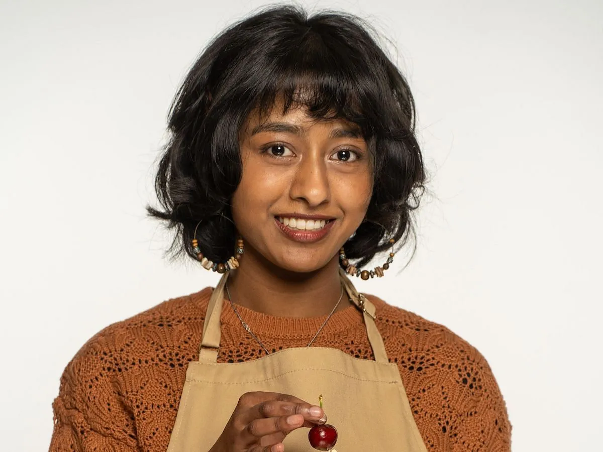 Sumayah de The Great British Baking Show (Imagen vía Tudum de Netflix)