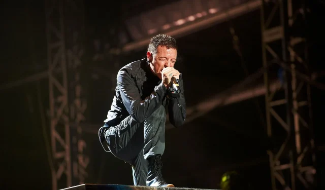 Internet reagisce: la madre di Chester Bennington afferma che i Linkin Park non hanno informato la famiglia sui cambiamenti nella formazione