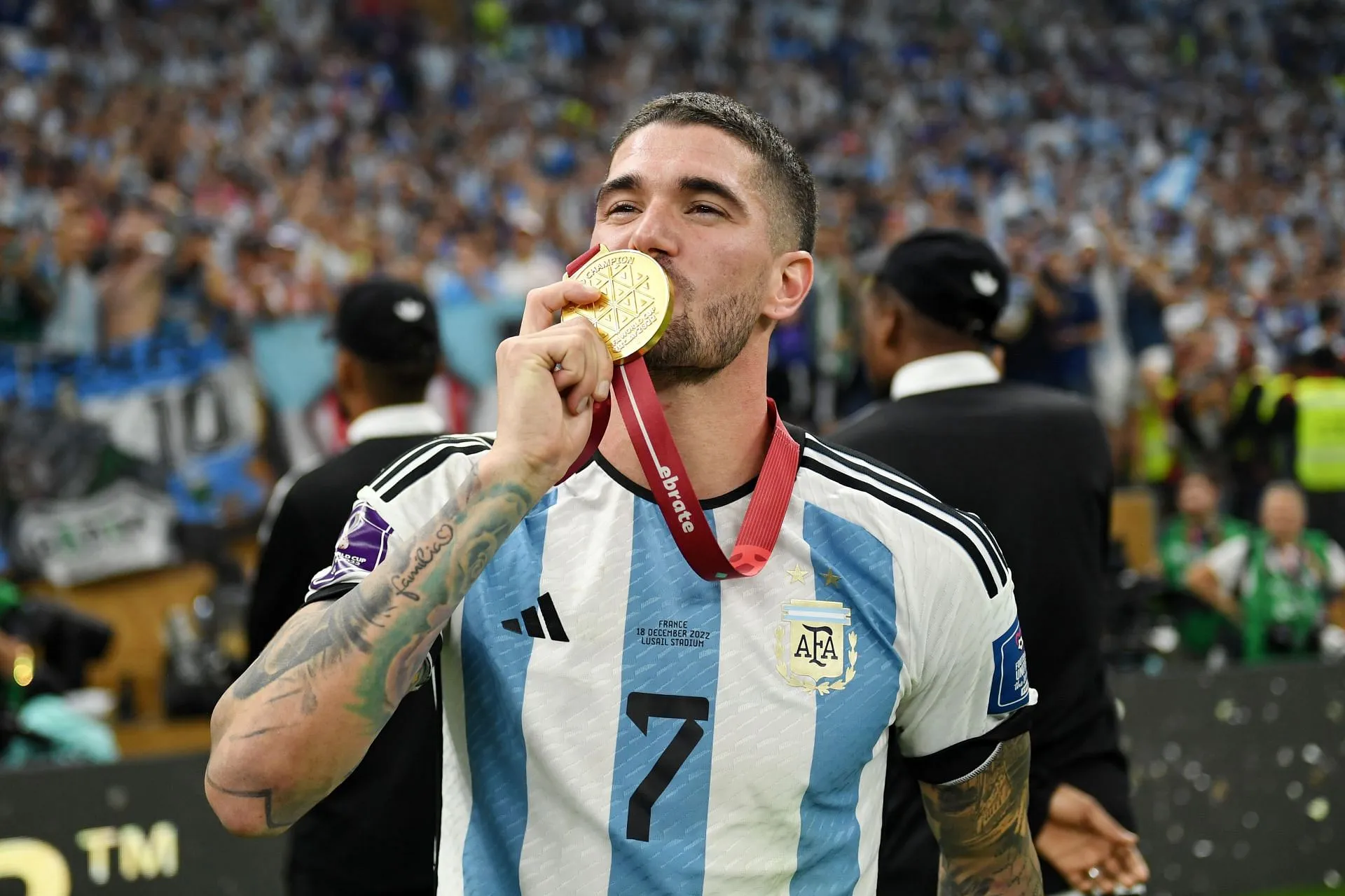 Rodrigo De Paul dopo aver vinto la Coppa del Mondo FIFA (Immagine tramite Getty)