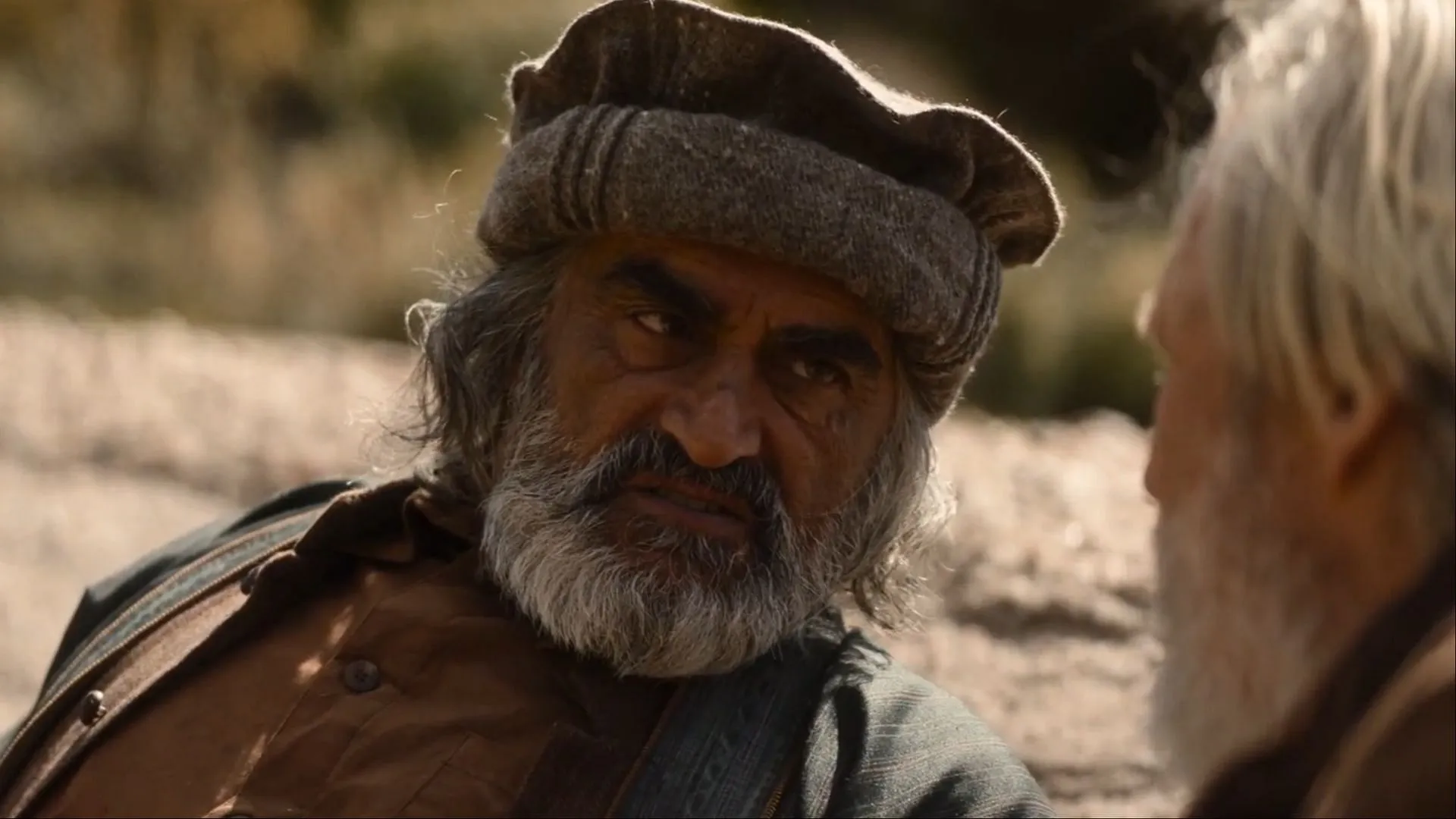 Hamzad e Dan, como visto no episódio 3 da segunda temporada de The Old Man (Imagem via FX)