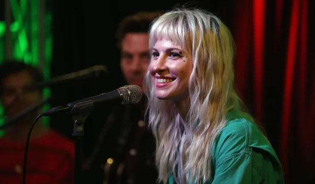 “Oh She Spilled”: Internet reage quando Hayley Williams interrompe a apresentação do Paramore na iHeart Radio para criticar Donald Trump