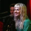 “Oh She Spilled”: Hayley Williams가 Donald Trump를 비판하기 위해 Paramore의 iHeart Radio 공연을 방해하자 인터넷이 반응