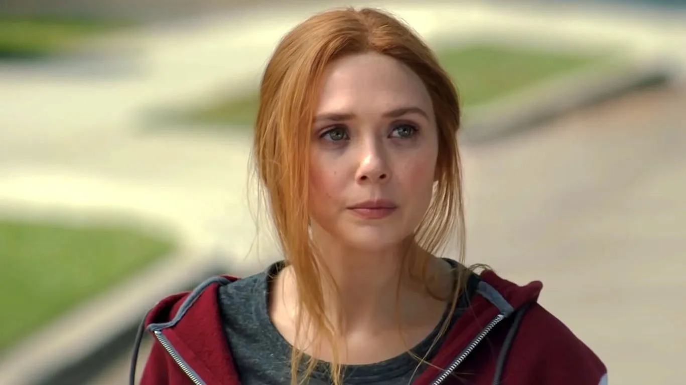 Elizabeth Olsen como Wanda Maximoff en un fotograma de WandaVision (imagen vía YouTube/Marvel Entertainment)