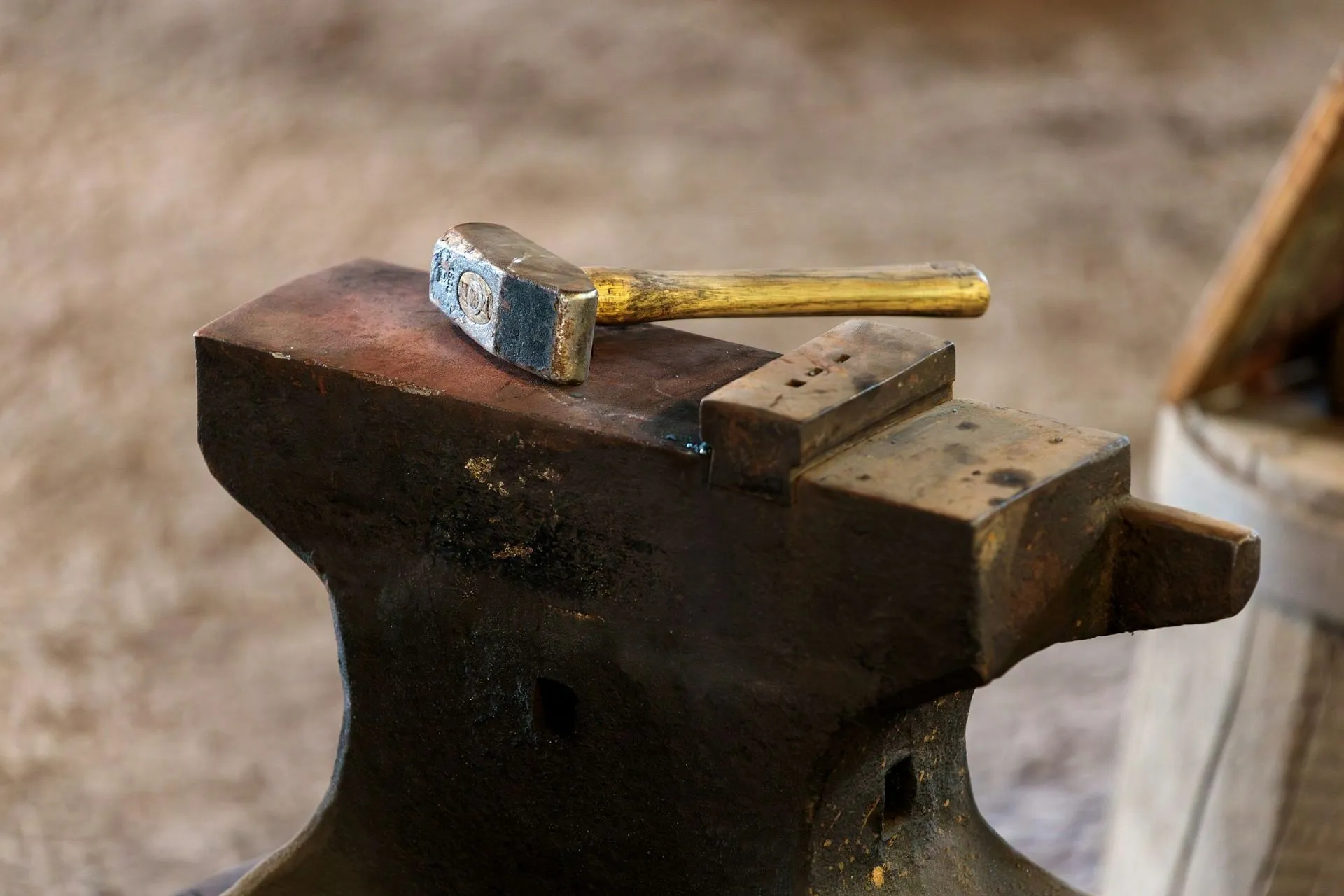 Denise Bozarth gestand, Ed Bozarth mit einem Hammer getötet zu haben (Bild von Salah Ait Mokhtar/Unsplash)