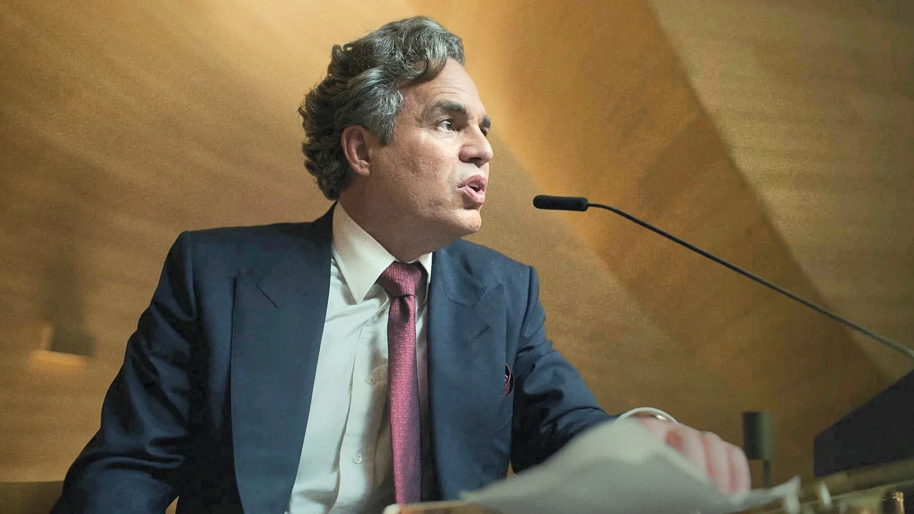 El actor Mark Ruffalo pronuncia un discurso en una imagen de Mickey 17 (vía Warner Bros. Pictures / YouTube)