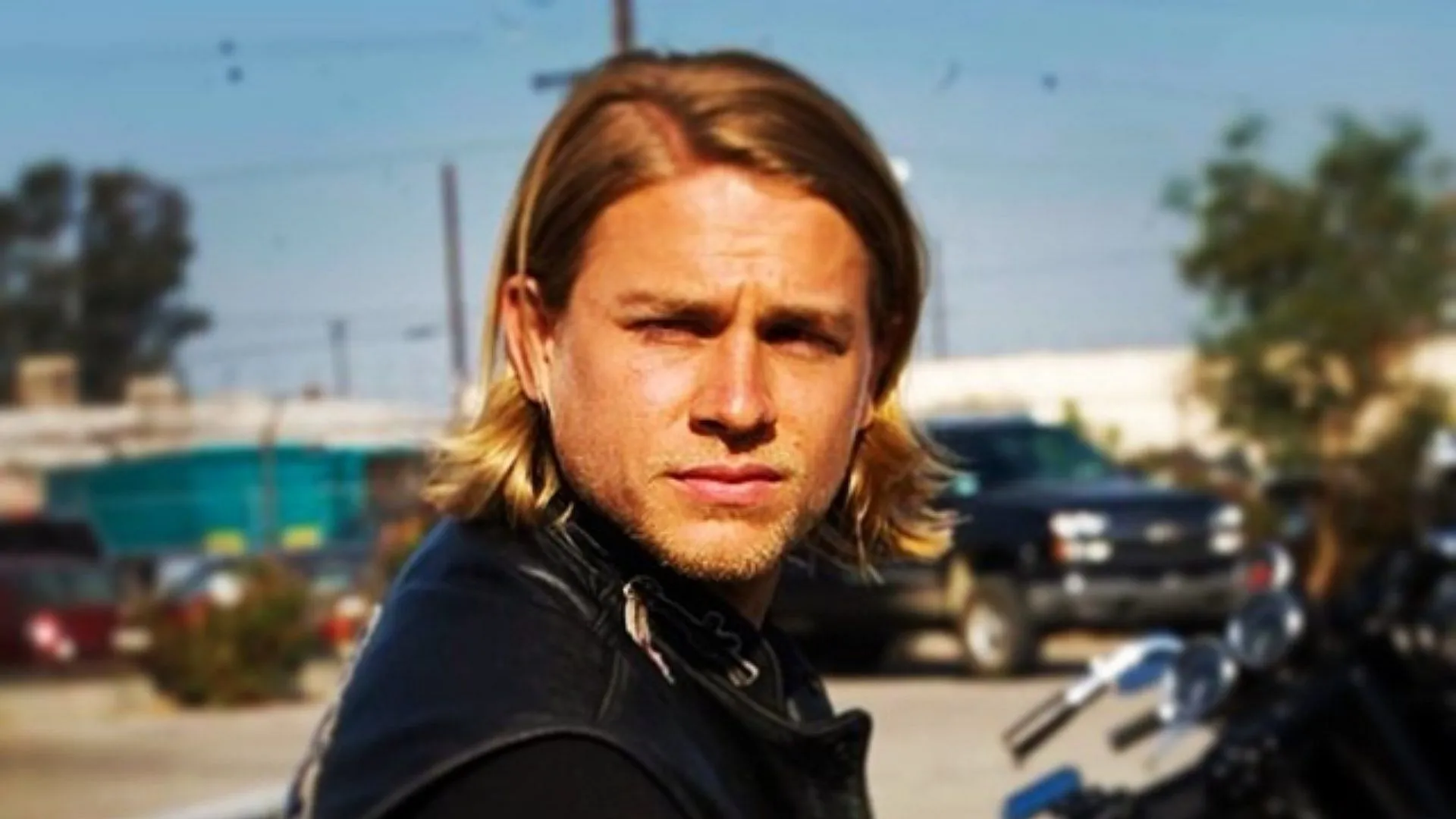 Foto de um jovem Charlie Hunnam (Imagem via Instagram/@soafx)