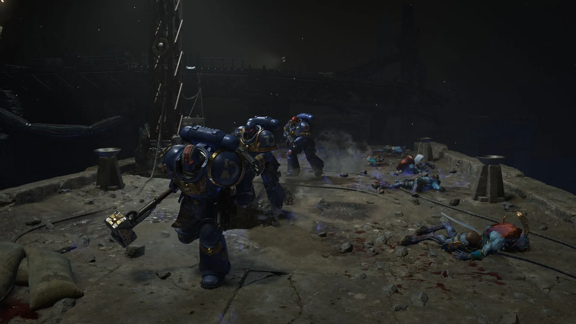 Przemierzaj ruiny, aby przejść do kolejnej części misji kampanii „Zstąpienie Świtu” w grze Warhammer 40k: Space Marine 2 (Grafika dzięki uprzejmości Focus Entertainment)