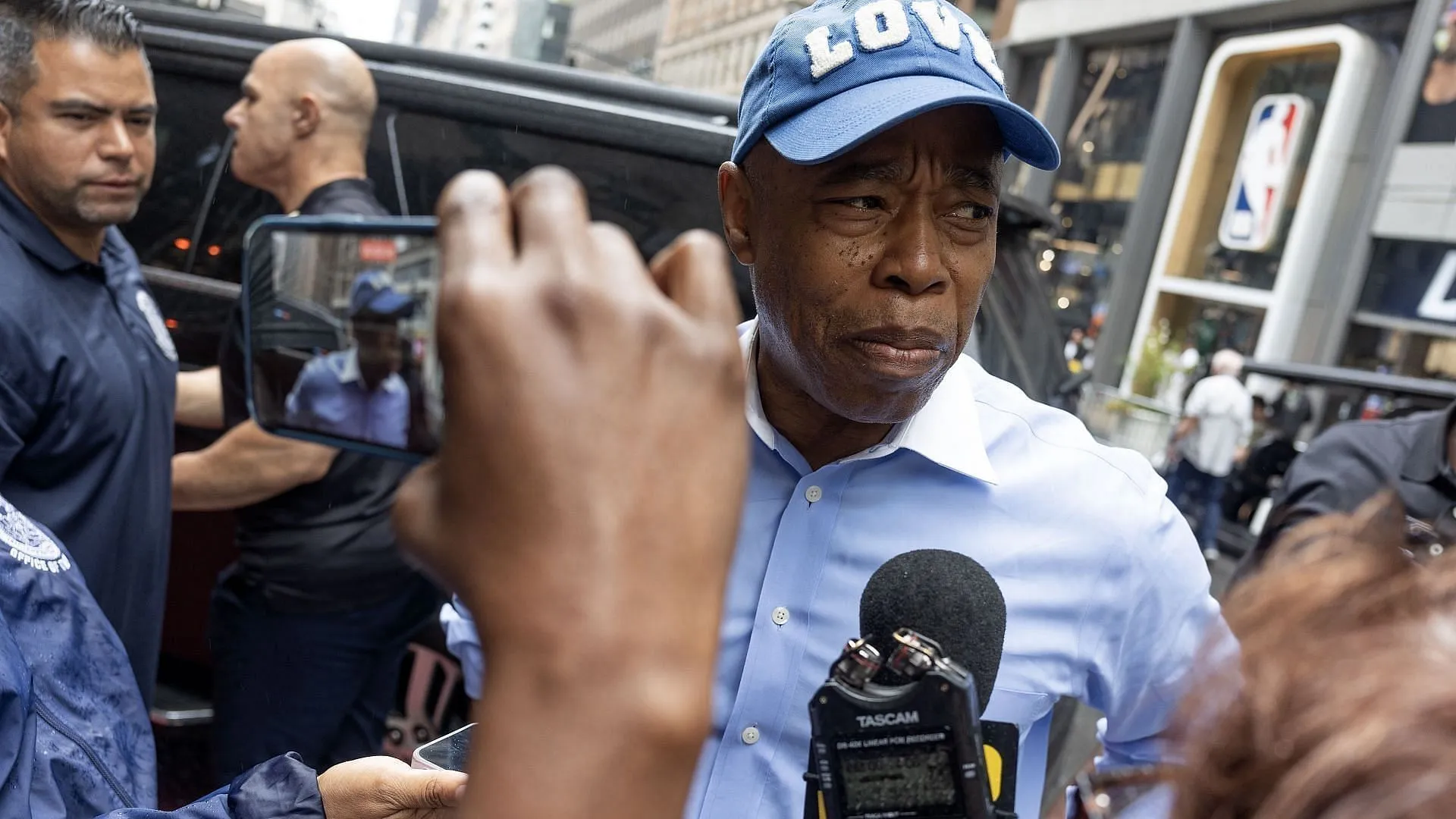 O prefeito de Nova York, Eric Adams, comparece ao desfile anual do Dia do Trabalho em 7 de setembro de 2024 no centro de Manhattan, Nova York, Nova York. (Foto de Andrew Lichtenstein/Corbis via Getty Images)