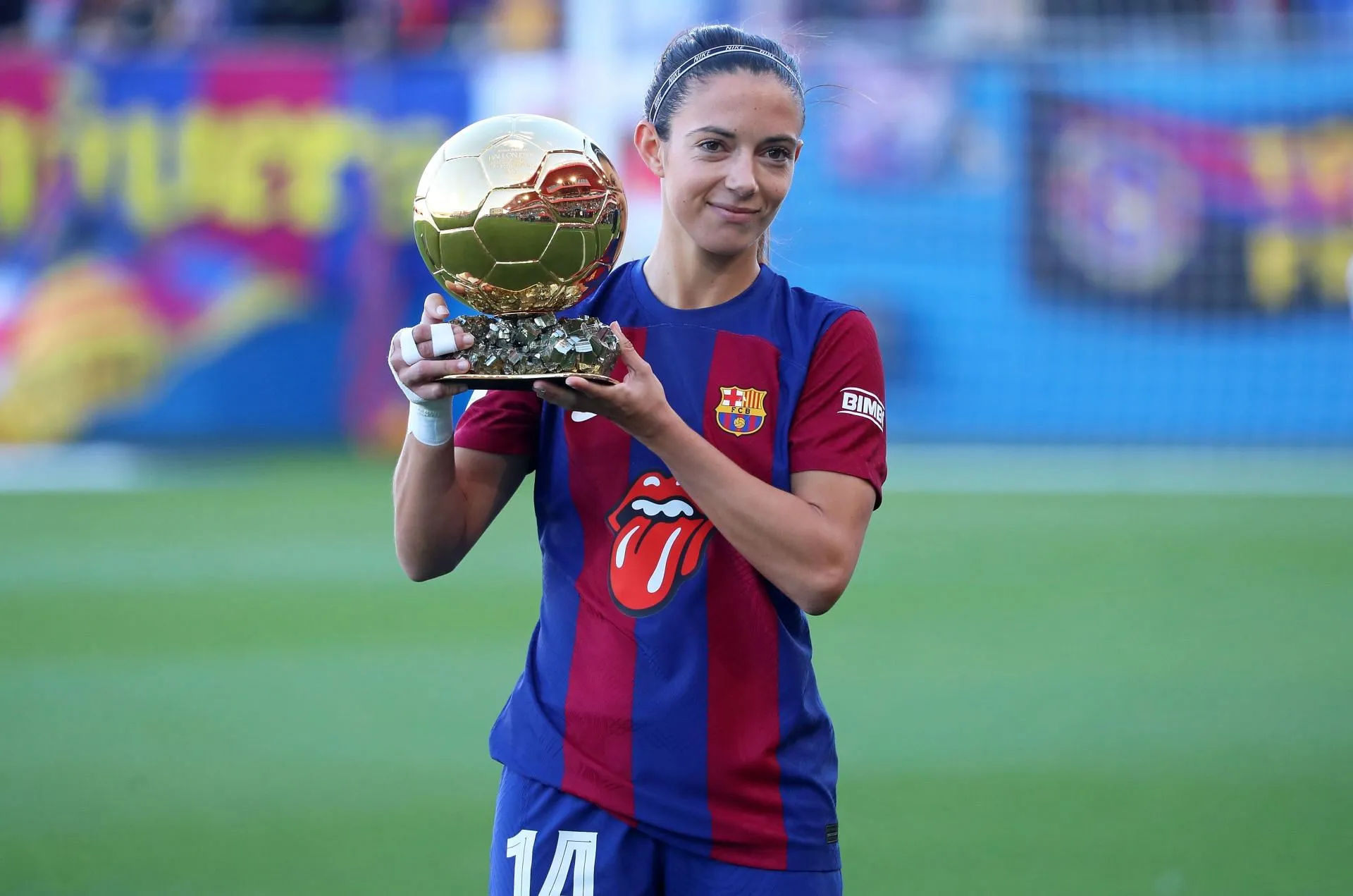 Aitana Bonmati with the Women's Ballon d'Or (Image via Getty)