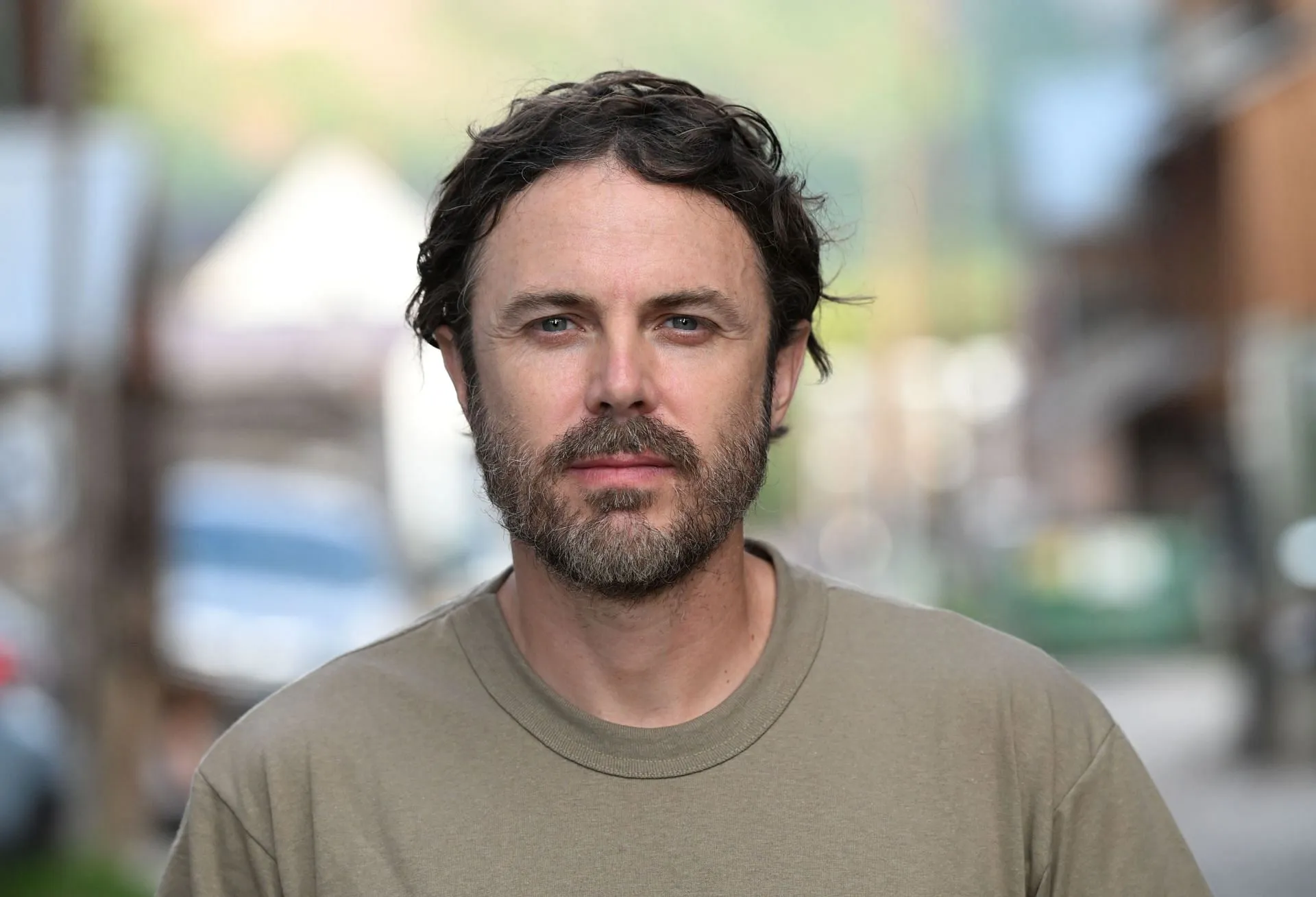 Casey Affleck como John (imagen vía Getty)