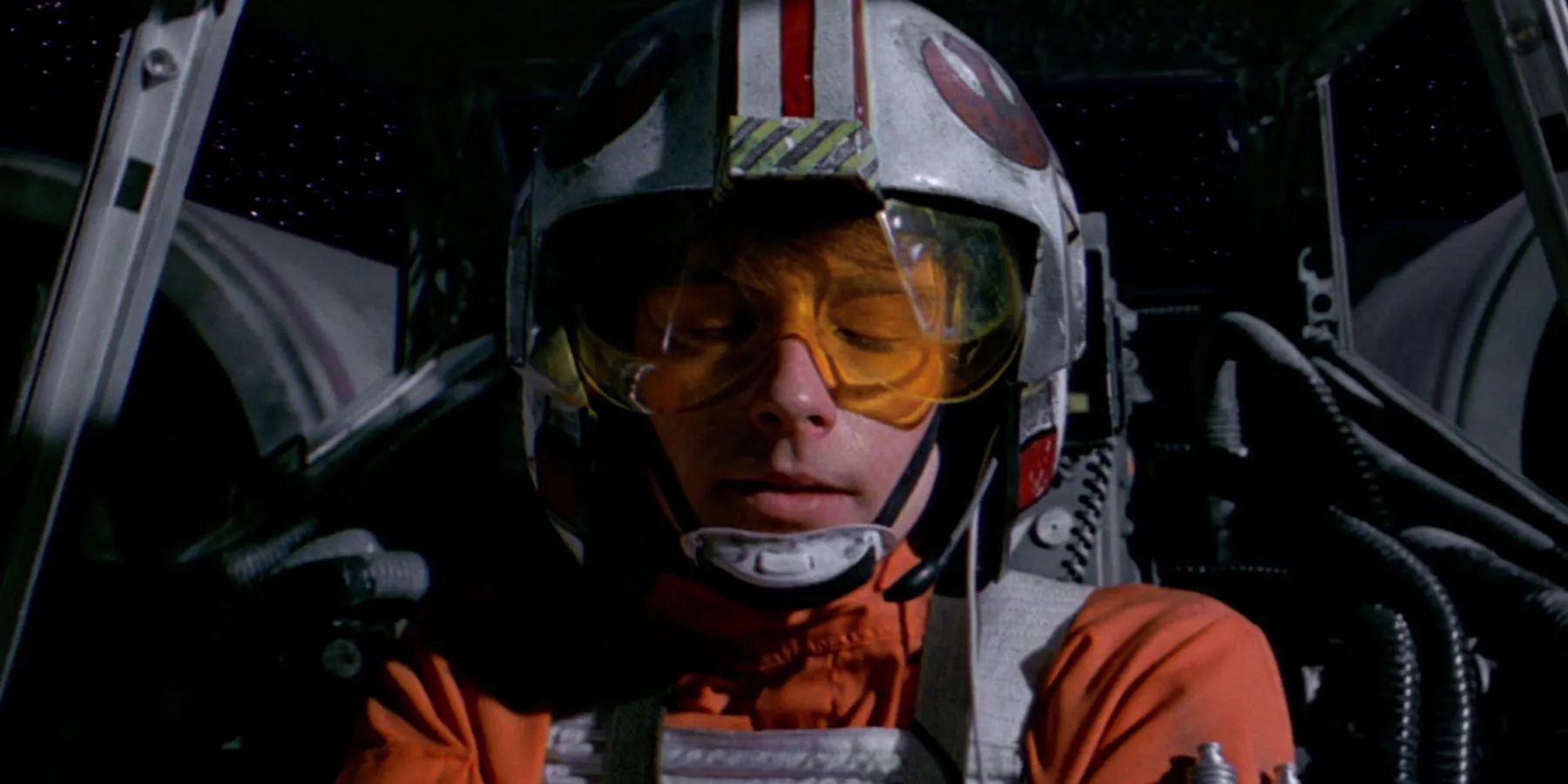 Luke Skywalker ferme les yeux dans Star Wars : Un nouvel espoir