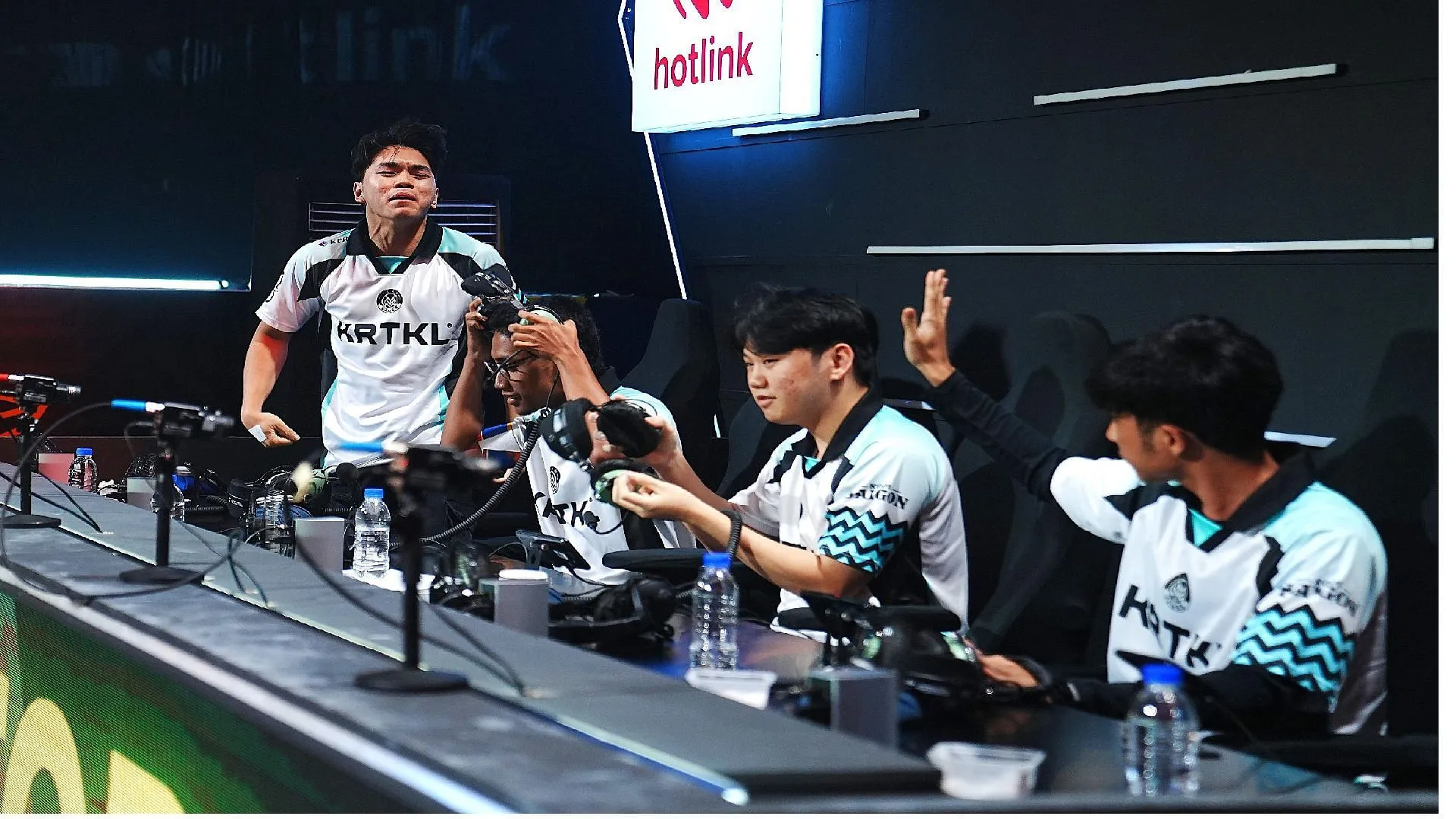 Team Vamos celebrates their victory against Team TODAK (Image via Moonton games)