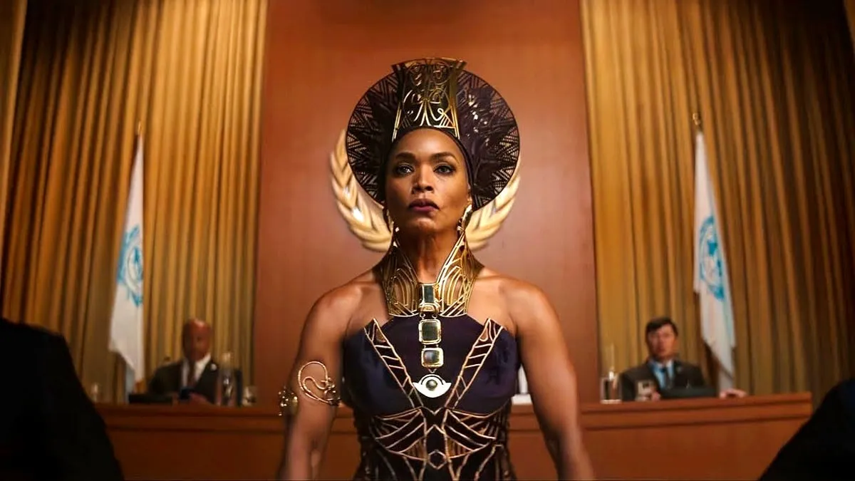 Angela Bassett como Rainha Ramonda em Pantera Negra: Wakanda Forever