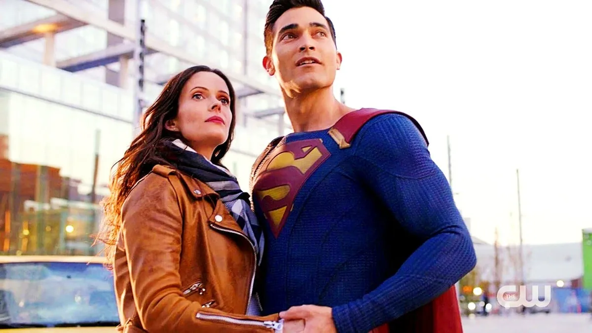 Bitsie Tulloch como Lois Lane e Tyler Hoechlin como Clark Kent em Superman & Lois