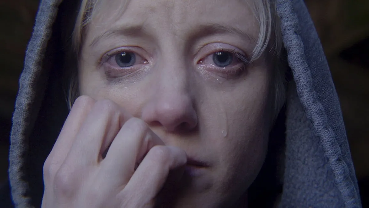 Um close de uma mulher chorando em 'Black Mirror'