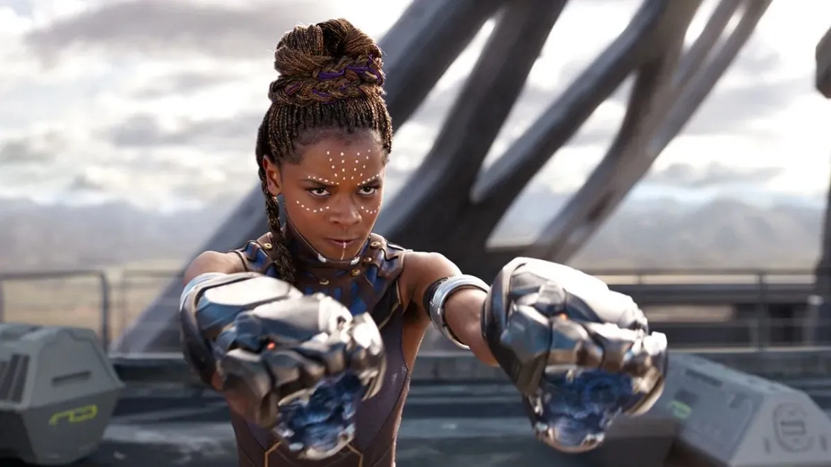 Shuri brandisce i suoi guanti in Black Panther