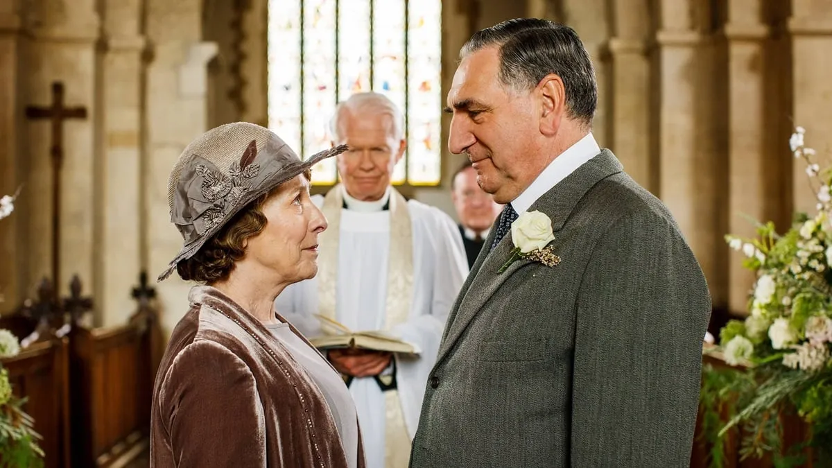 La señora Hughes se casa con el señor Carson en Downton Abbey