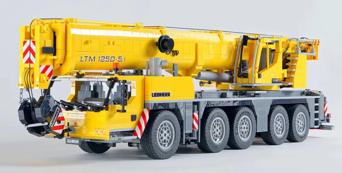 Un modello LEGO Crane LTM 1250-5.1 personalizzato