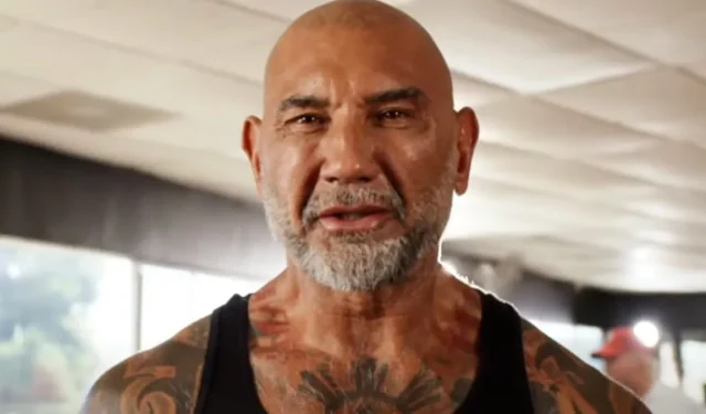 Dave Bautista macht sich auf urkomische Weise über Donald Trump lustig, weil er mehr Make-up trägt als Dolly Parton