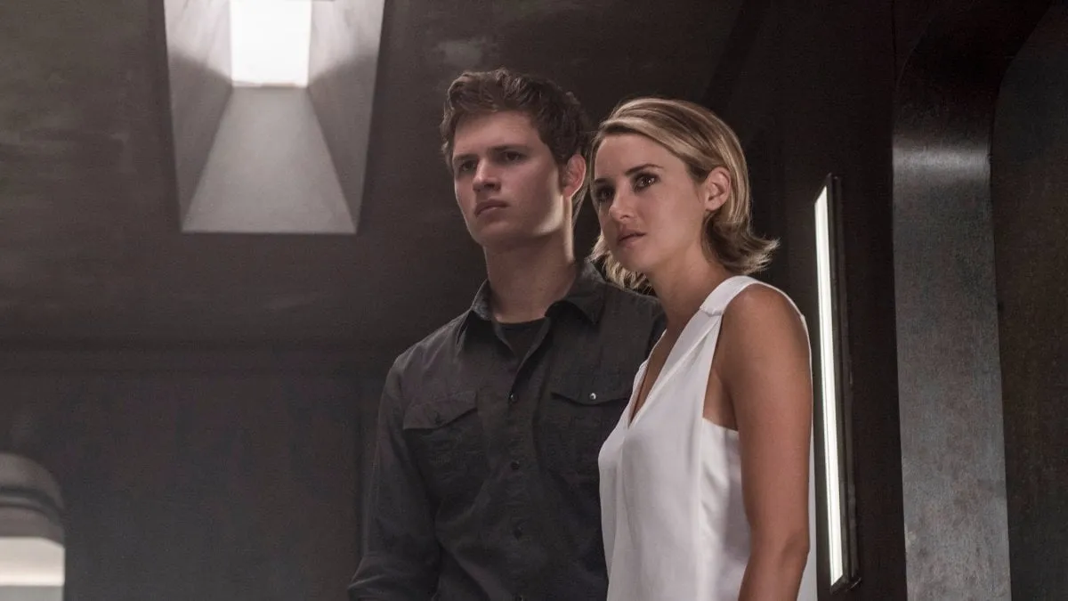 Shailene Woodley y Ansel Elgort en la serie Divergente: Leal