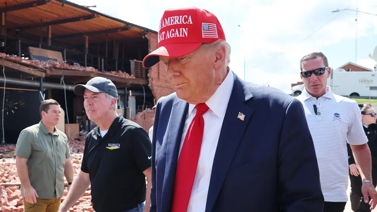 ATLANTA, GÉORGIE - 30 SEPTEMBRE : Le candidat républicain à la présidence, l'ancien président américain Donald Trump, se prépare à partir après avoir visité le magasin de meubles Chez What Furniture qui a été endommagé par l'ouragan Helene le 30 septembre 2024 à Valdosta, en Géorgie. Trump a rencontré des responsables locaux, des premiers intervenants et des résidents qui ont été touchés par l'ouragan de la semaine dernière, qui a fait au moins 90 morts en Floride, en Géorgie, en Caroline du Nord, en Caroline du Sud et en Virginie. Des millions de personnes sont toujours privées d'électricité, d'eau ou de communications fiables. Le président américain Joe Biden et la candidate démocrate à la présidence, la vice-présidente américaine Kamala Harris, se sont entretenus avec les dirigeants locaux et ont déclaré qu'ils prévoyaient de visiter les zones touchées lorsque le moment sera venu. (Photo de Michael M. Santiago/Getty Images)