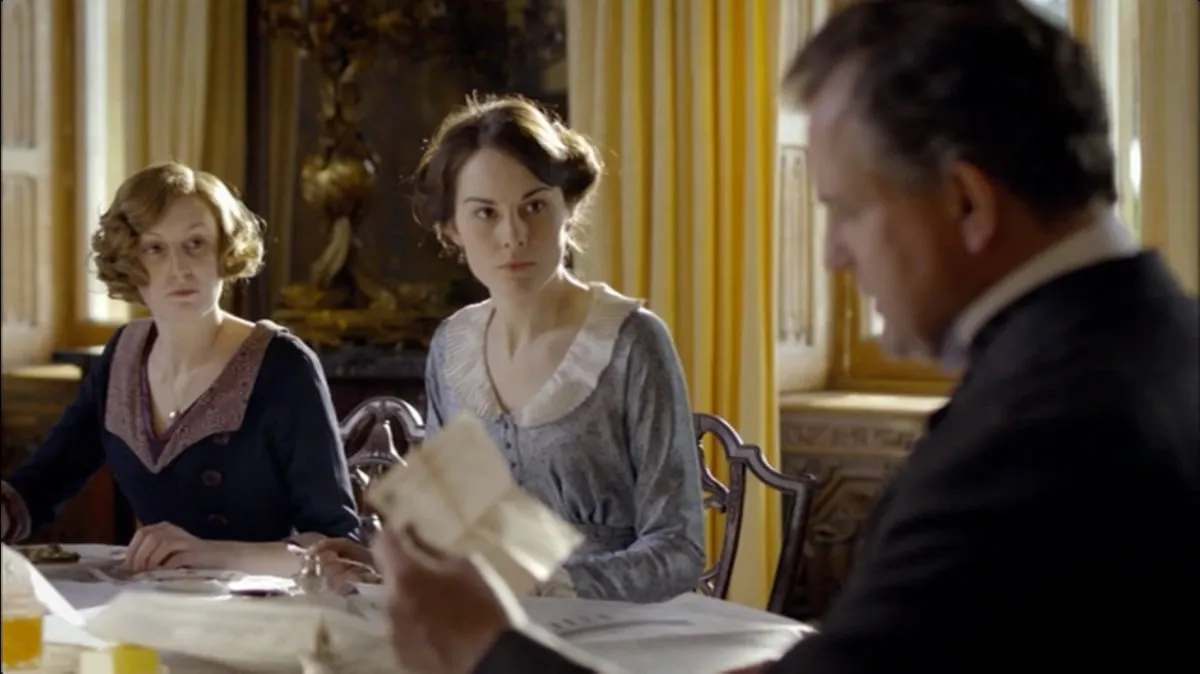 Mary et Edith regardent leur père lire une lettre importante