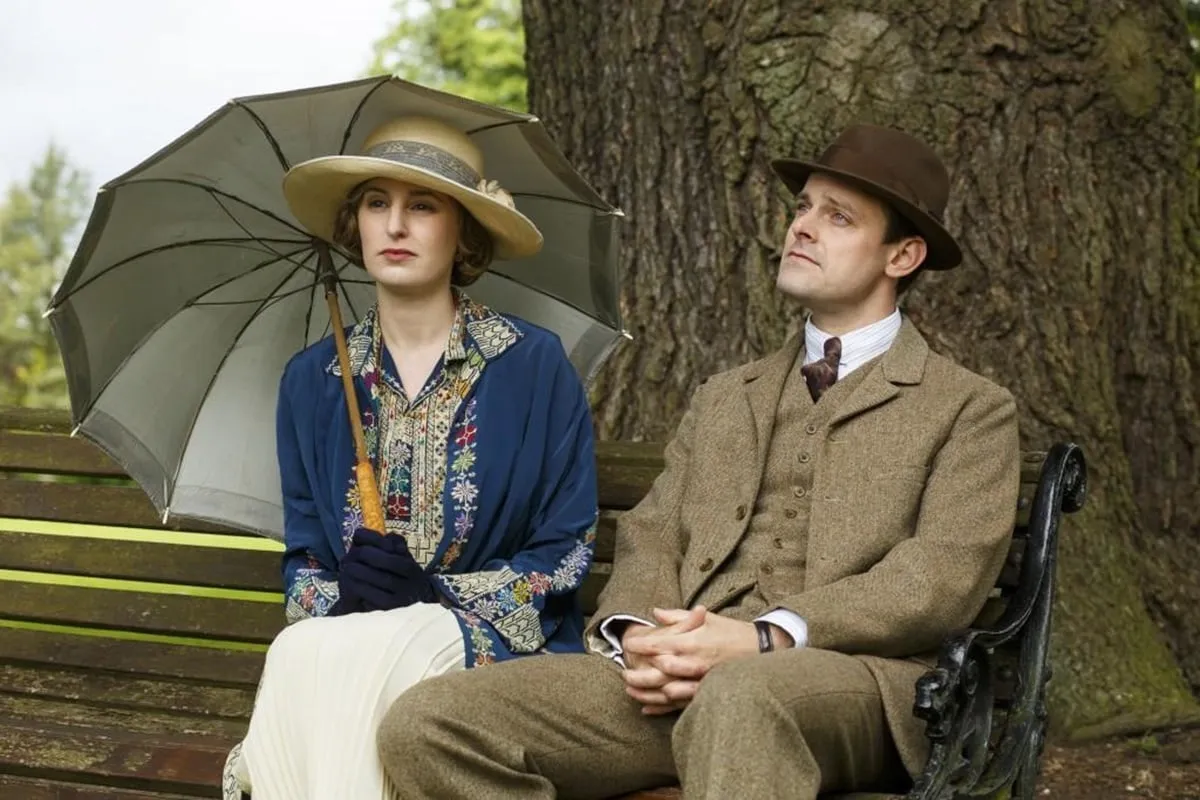 Edith et Bertie sont assis sur un banc