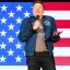 イーロン・マスク、ドナルド・トランプ集会で有名なUSAスローガンを間違って発音して侮辱される