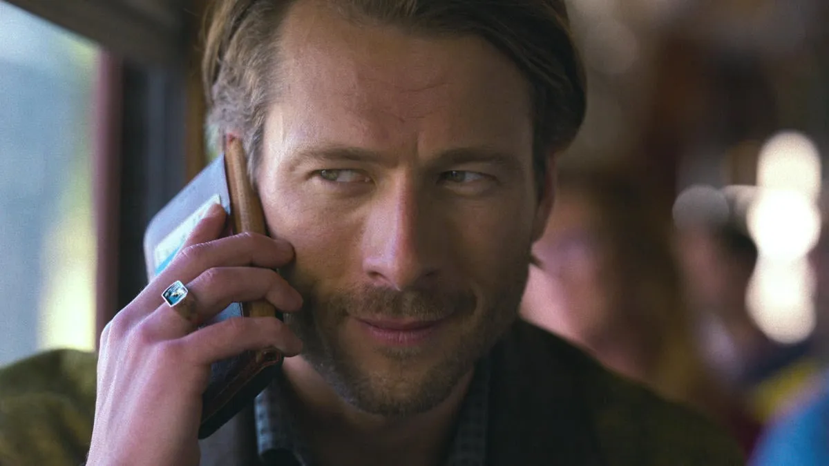 Glen Powell em 'Hit Man'