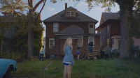 10년 후: 팬들은 여전히 ​​’It Follows’의 결말에 의문을 품고 있다