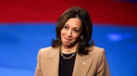 Le teorie cospirative del gobbo conservatore su Kamala Harris persistono nonostante siano state nuovamente smentite